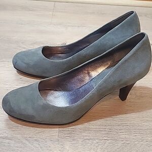 Banana republic gray suede upper 2.5 high pumps size 9